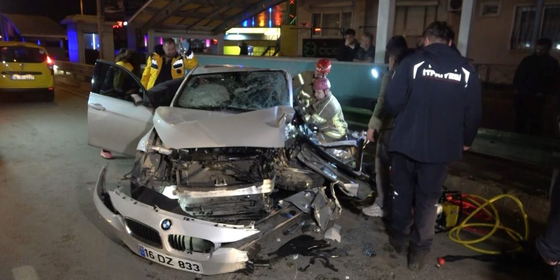 Araba Bursaray’ın bariyerine çarptı: Şoför araçta sıkıştı