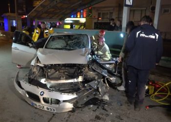 Araba Bursaray’ın bariyerine çarptı: Şoför araçta sıkıştı