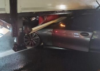 Araba, TIR’ın altına girdi: 1 yaralı