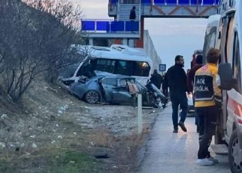 Araba, yolcu midibüsü ile çekiciye çarptı: Çok sayıda yaralı var