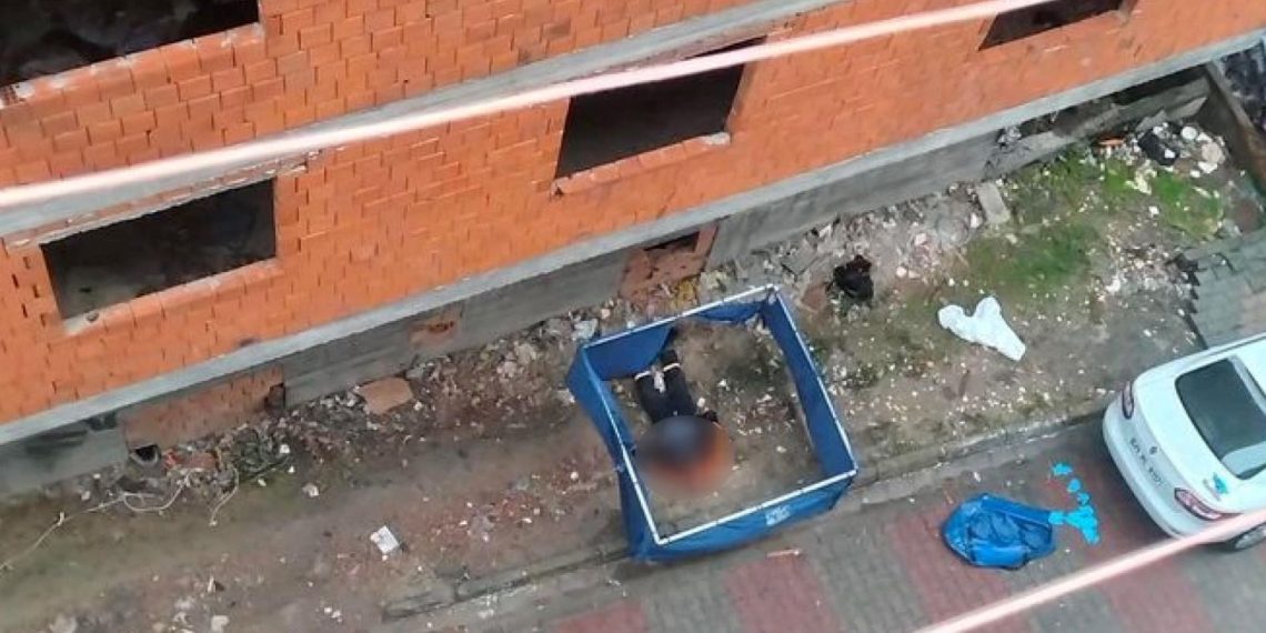 Arabada öldürdüğü arkadaşını inşaat önüne atarak kaçtı