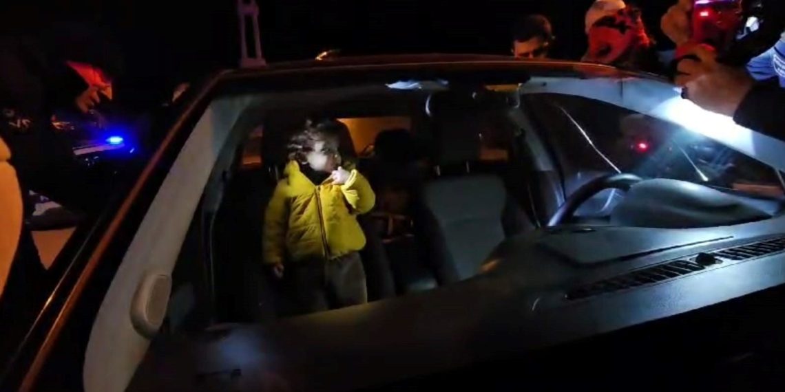 Araçta kilitli kalan 2 yaşındaki çocuk için gruplar seferber oldu
