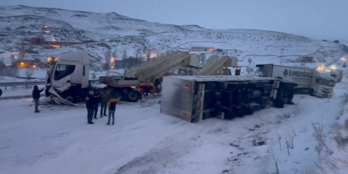 Ardahan-Kars kara yolunda buzlanma zincirleme kazaya neden oldu