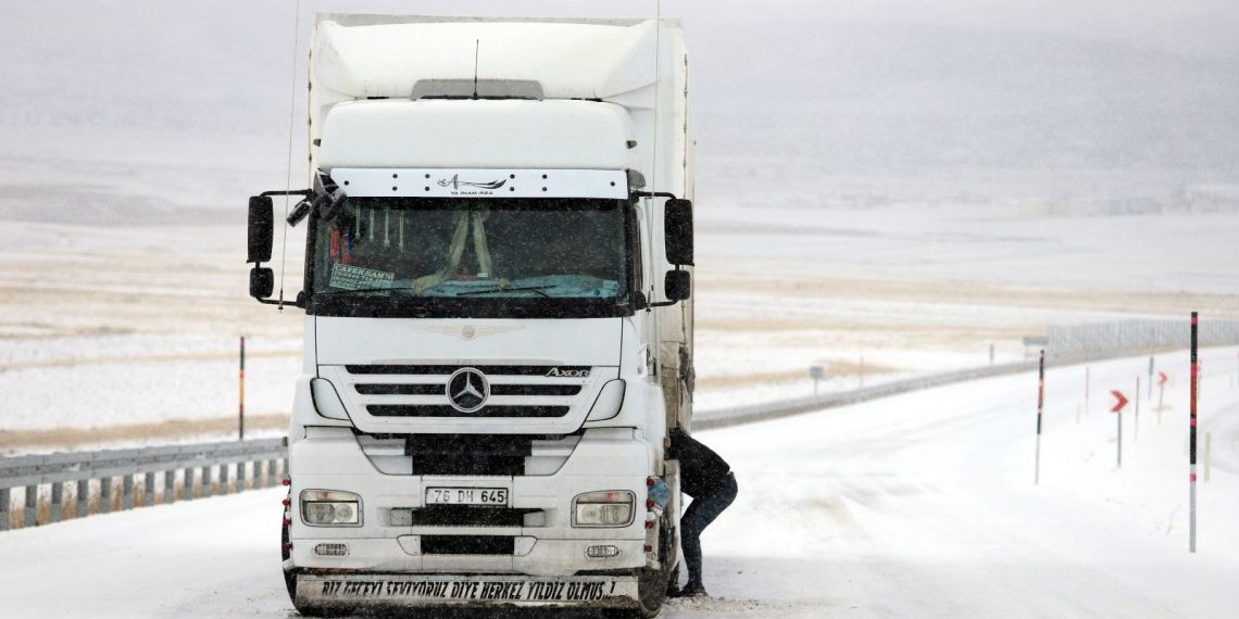Ardahan’da buzlanma: TIR’lar yolda kaldı