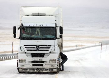 Ardahan’da buzlanma: TIR’lar yolda kaldı