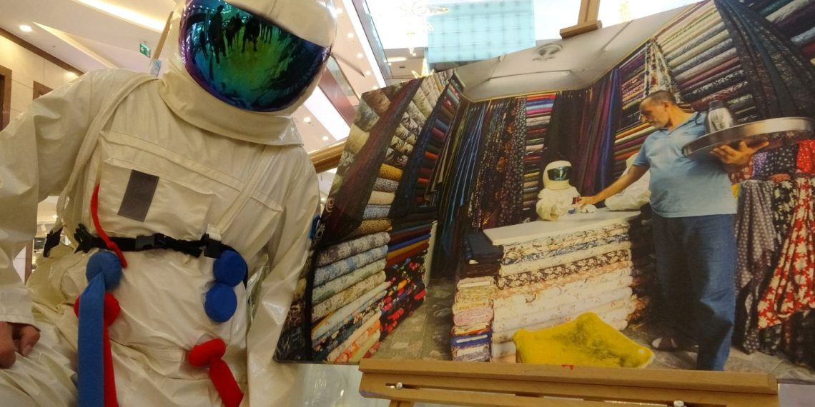 Astronot olamadı, çektiği astronot konseptli fotoğrafları sergiledi