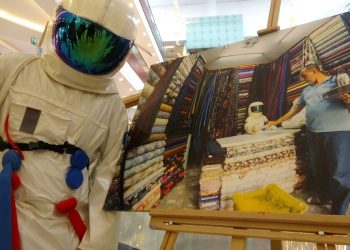 Astronot olamadı, çektiği astronot konseptli fotoğrafları sergiledi