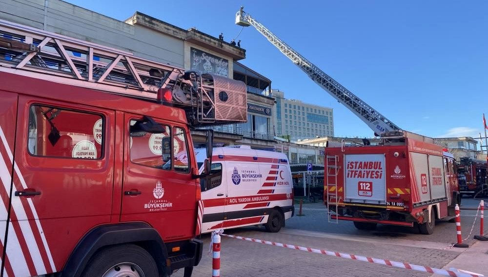 AVM’de korkutan yangın