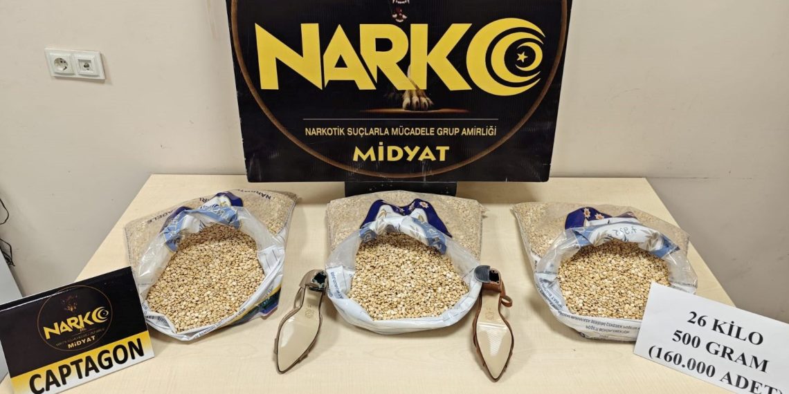 Ayakkabıların topuklarına saklamışlar: 160 bin adet uyuşturucu ele geçirildi