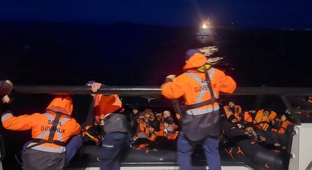 Ayvalık açıklarında 45 sistemsiz göçmen kurtarıldı