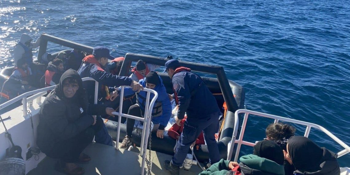 Ayvalık açıklarında 75 sistemsiz göçmen kurtarıldı