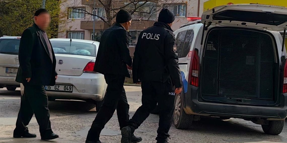 Baba, müsaadesiz eşya satan oğlunu şikayet etti