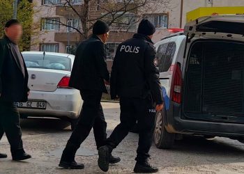 Baba, müsaadesiz eşya satan oğlunu şikayet etti