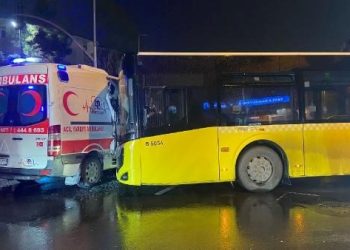 Bahçelievler’de ambulans ve İETT otobüsü çarpıştı