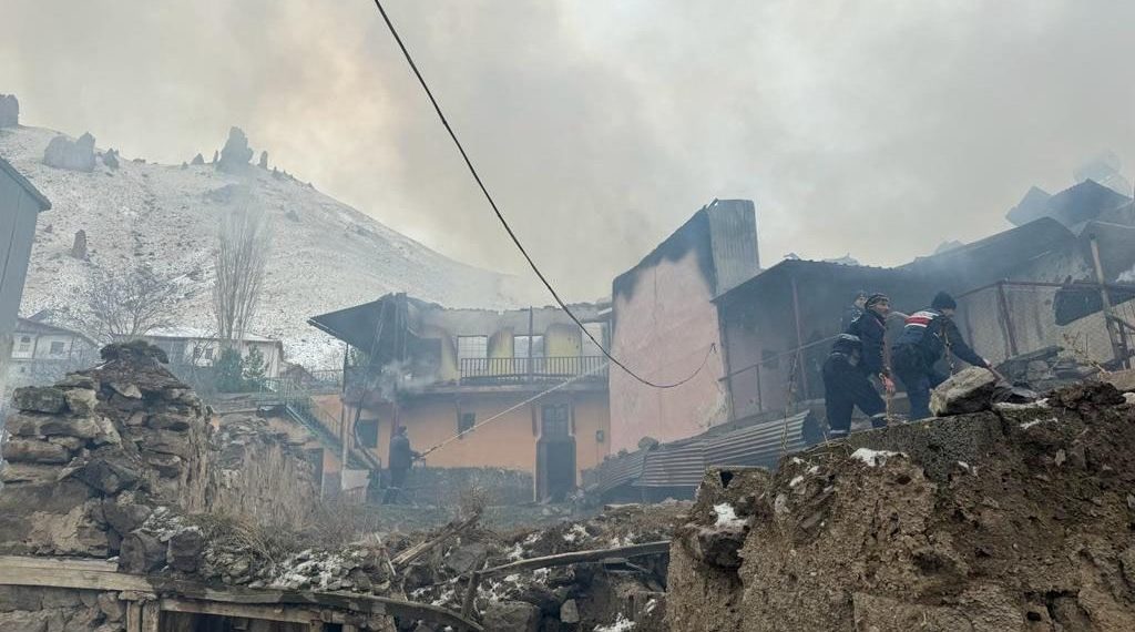Balkonda közden yangın çıktı: 5 konut kullanılamaz hale geldi