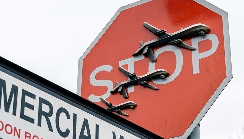 Banksy’nin grafiti çizdiği trafik levhasını çalan iki kişi tutuklandı