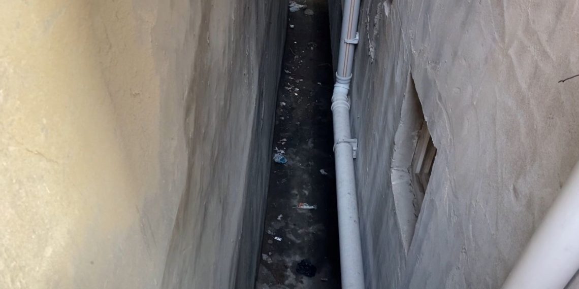 Banyoda doğum yapıp bebeği bina boşluğuna attı