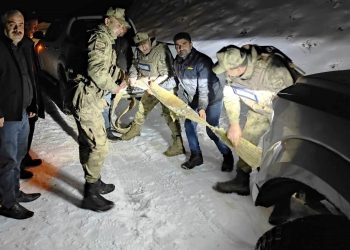 Batman’da araçları kara saplanan vatandaşları jandarma kurtardı