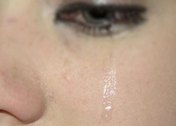 Bayanların “gözyaşını koklamak” erkeklerin yüzde 40 daha az saldırgan olmasını sağlıyor