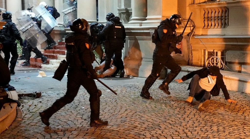 Belgrad’da belediye binasına baskın