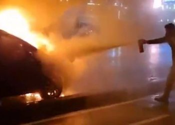 Beylikdüzü’nde park halindeki araç alev aldı