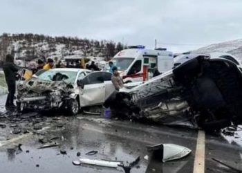 Bingöl’de arabalar çarpıştı: 1 meyyit, 4 yaralı