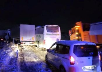 Bingöl’de yolcu otobüsü ile 2 TIR çarpıştı: 8 yaralı