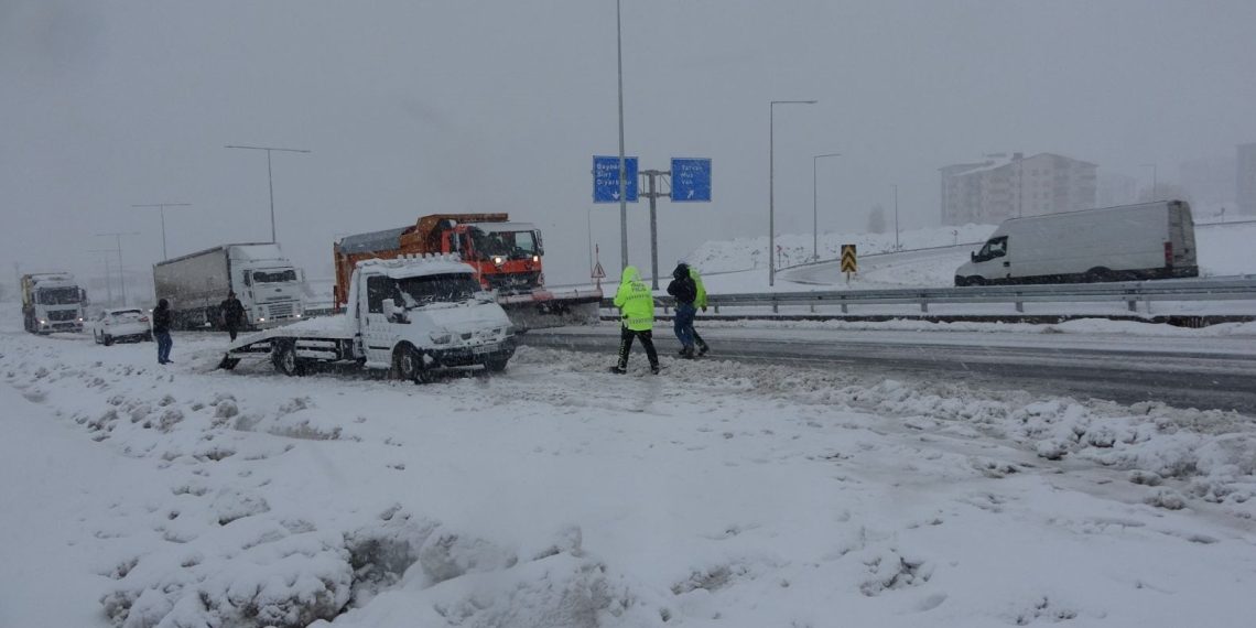 Bitlis’te kar yağışı tesirli oldu 100’e yakın araç yolda kaldı