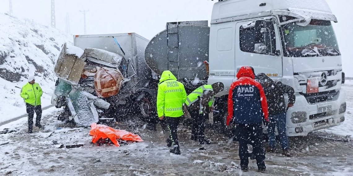 Bitlis’te karşı şeride geçen yakıt tankeri, 2 kamyonetle çarpıştı: 1 meyyit