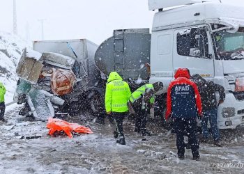 Bitlis’te karşı şeride geçen yakıt tankeri, 2 kamyonetle çarpıştı: 1 meyyit