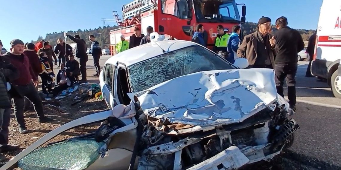 Burdur- Fethiye karayolunda 3 araç çarpıştı: 1 meyyit, 5 ağır yaralı