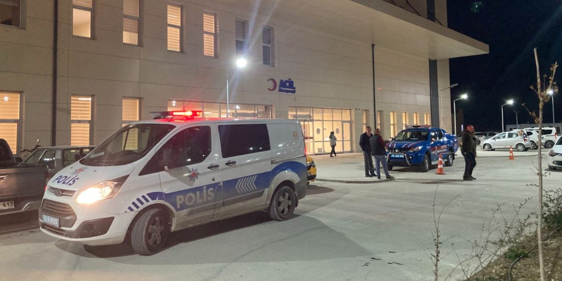 Burdur’da 18 yaşındaki genç yemek yaparken kendini bıçakla yaraladı