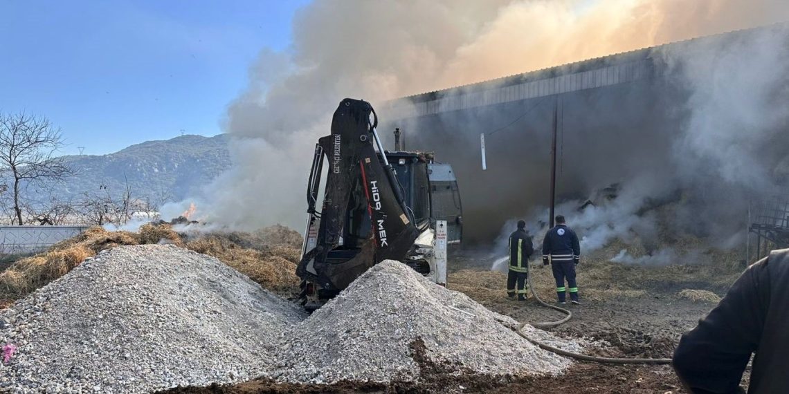 Burdur’da elektrik kaçağı: 15 ton saman balyası yanarak kül oldu