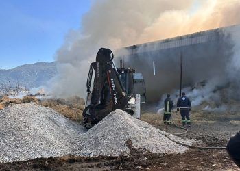Burdur’da elektrik kaçağı: 15 ton saman balyası yanarak kül oldu