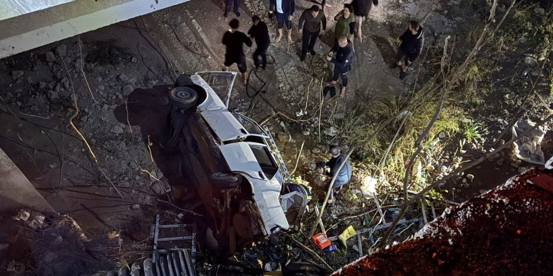 Bursa’da araba köprüden düştü: 4 yaralı