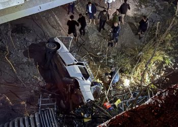 Bursa’da araba köprüden düştü: 4 yaralı