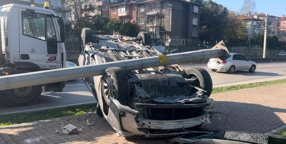 Bursa’da denetimden çıkan araç aydınlatma direğine çarparak takla attı