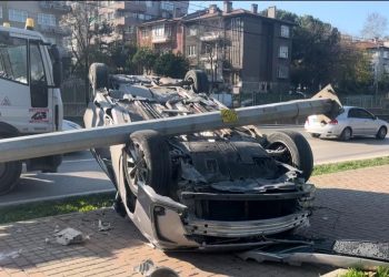 Bursa’da denetimden çıkan araç aydınlatma direğine çarparak takla attı