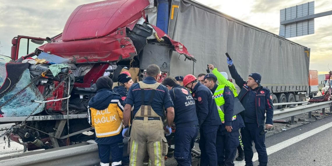 Büyükçekmece’de lastiği patlayan TIR kaza yaptı: Sıkışan sürücüyü itfaiye kurtardı