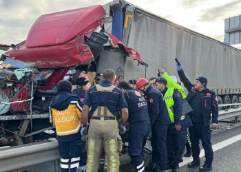 Büyükçekmece’de lastiği patlayan TIR kaza yaptı: Sıkışan sürücüyü itfaiye kurtardı