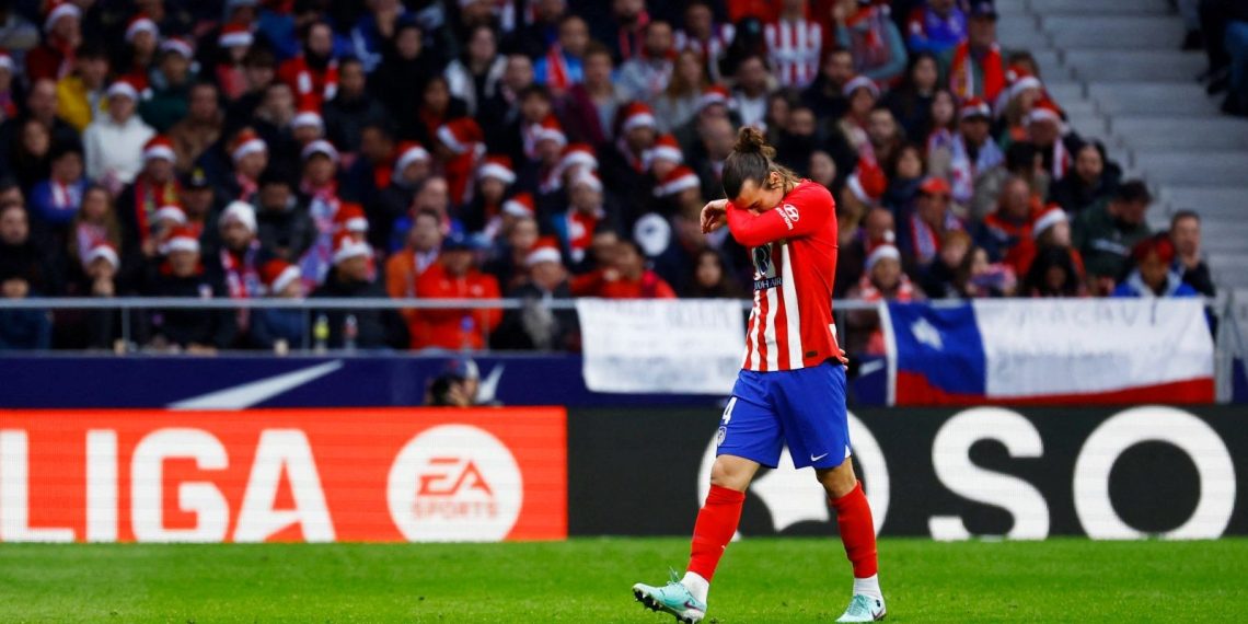 Çağlar Söyüncü 4 dakikada kırmızı kart gördü