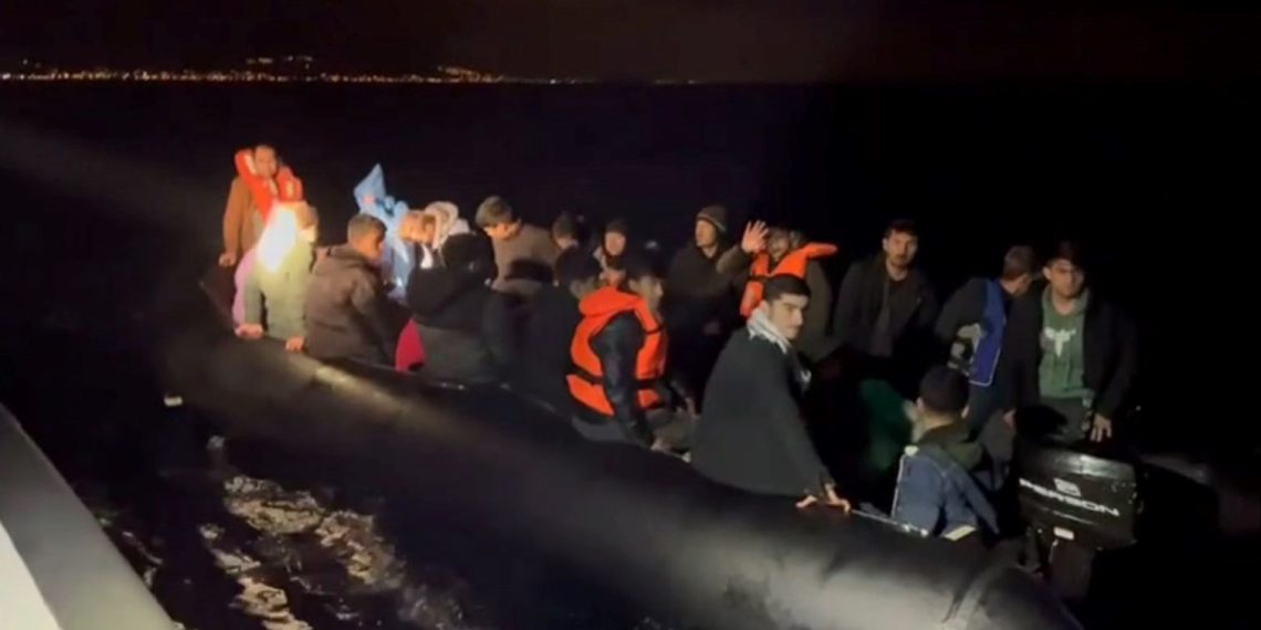 Çanakkale açıklarında 70 sistemsiz göçmen yakalandı