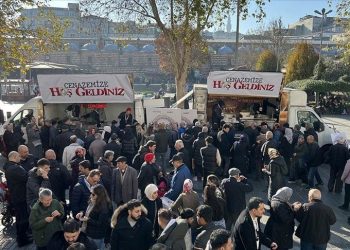“Cenazemize Beğenilen Geldiniz” sinemasının takımı Eminönü’nde tavuklu pilav ile lokma dağıttı