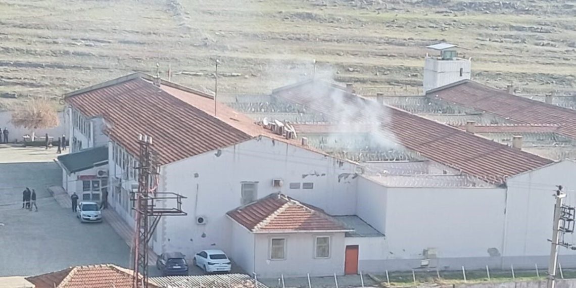 Cezaevindeki tatbikat gerçek sanıldı, dumanı görenler 112’yi aradı