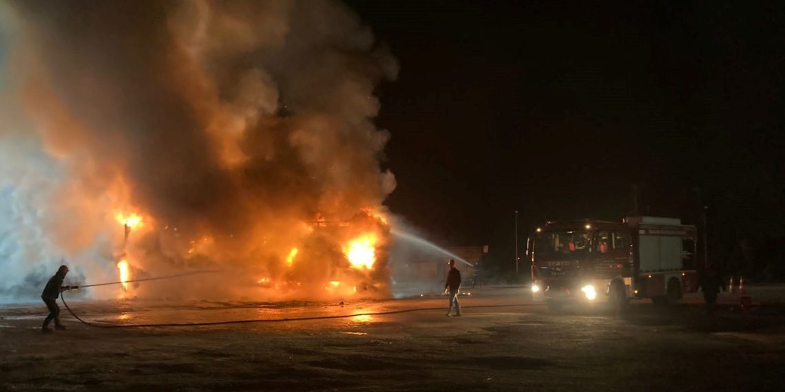 Çocuk bezi taşıyan TIR’ın dorsesi alev topuna döndü