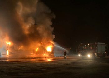 Çocuk bezi taşıyan TIR’ın dorsesi alev topuna döndü