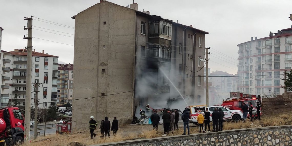 Çöp yığınındaki yangın apartmana sıçradı