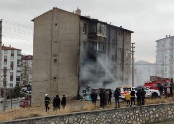 Çöp yığınındaki yangın apartmana sıçradı