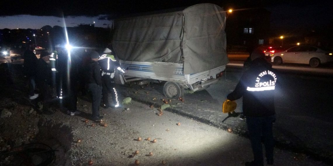 Denetimden çıkan araç yayaların ortasına daldı: 1 meyyit