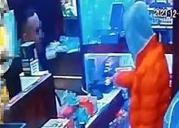 Denizli’de çaldıkları çantadaki kredi kartını kullanan hırsızlar yakalandı